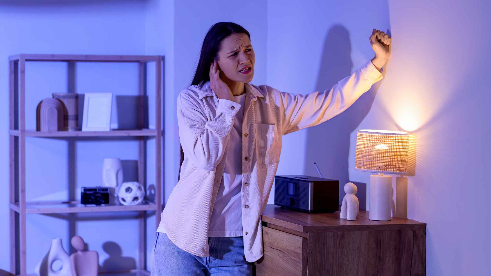 Ruidos molestos en Chile: qué dice la ley y qué puedes hacer cuando el vecino no para